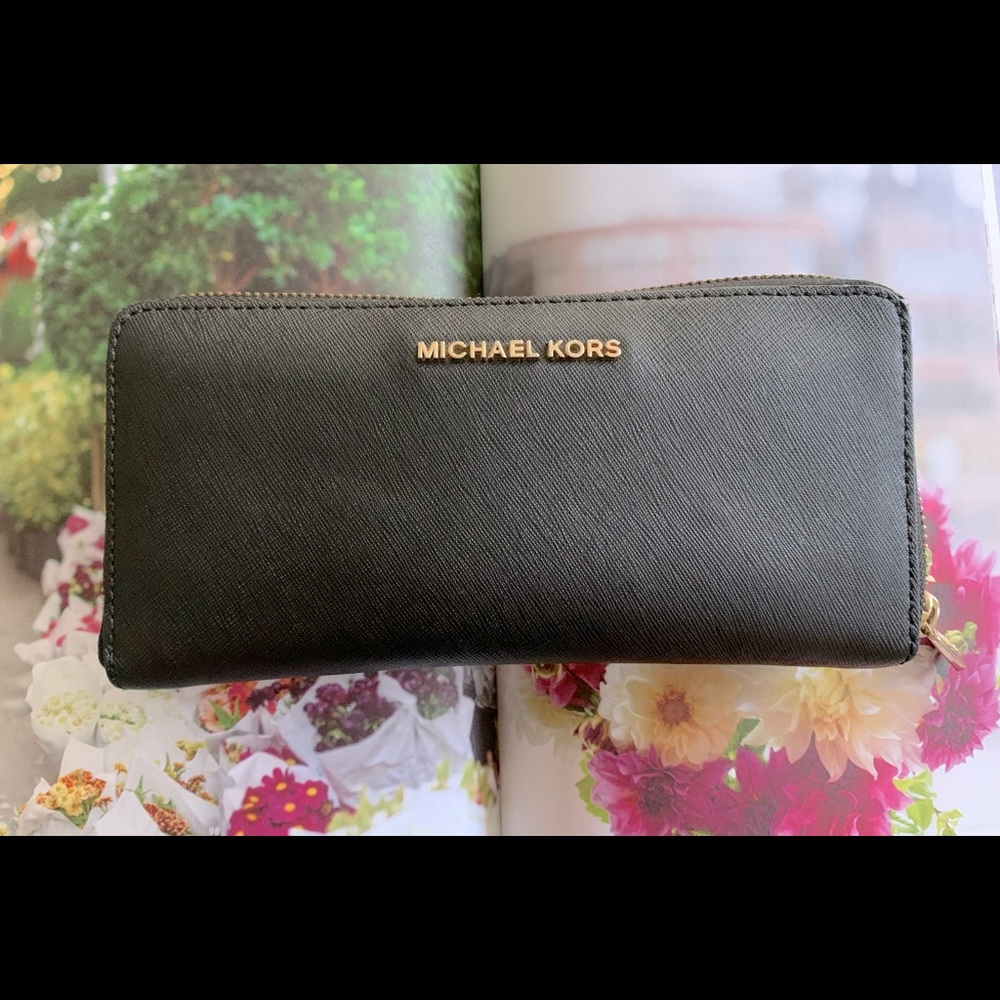 Michael Kors Jet Set Travel Large Leather Wallet